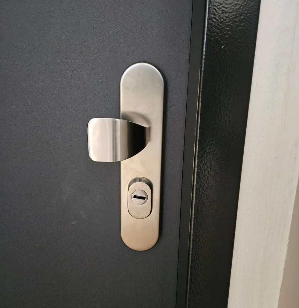 Detail bezpečnostního kování na dveřích SECUM