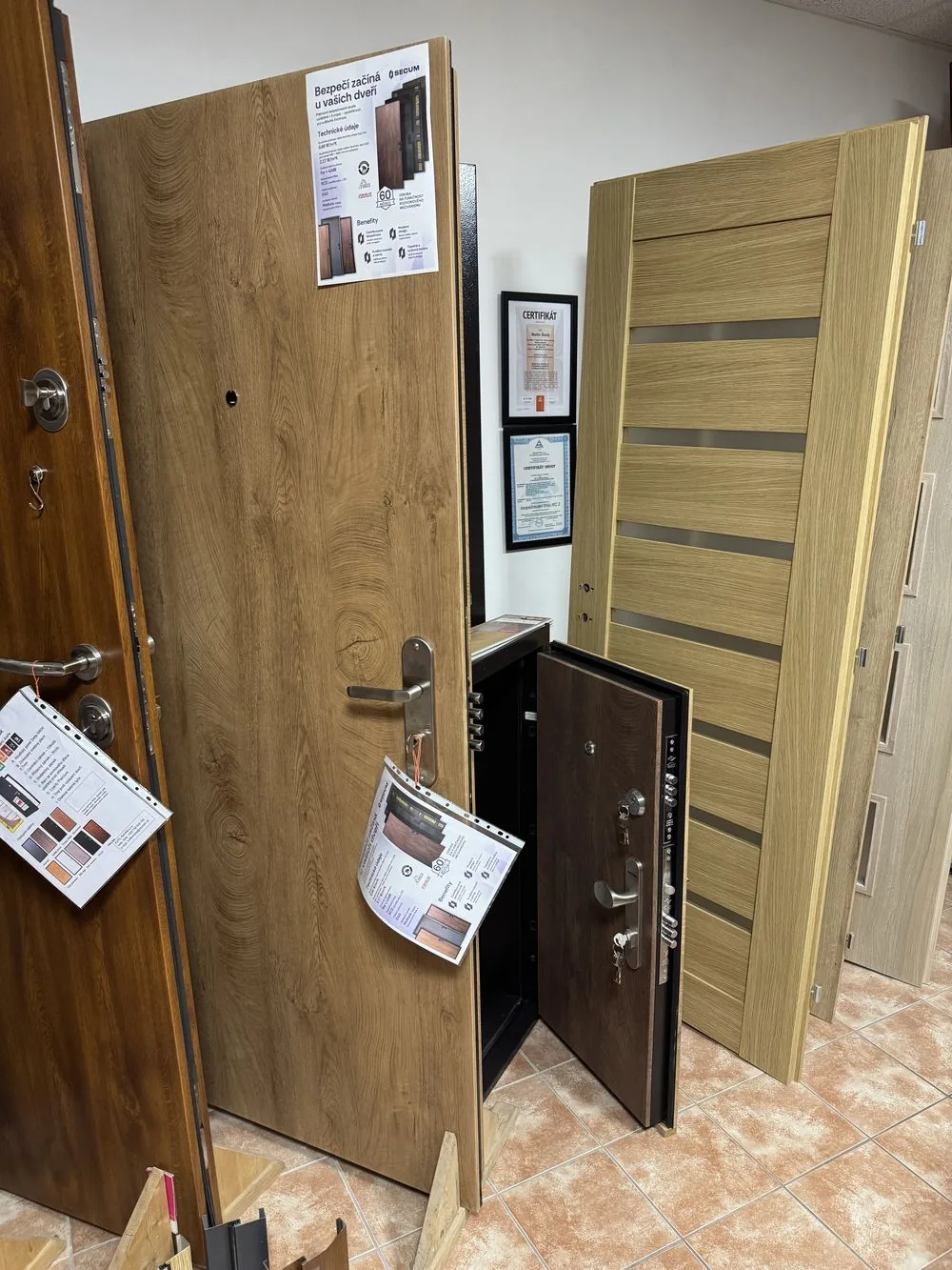 Vystavené dveře SECUM v showroomu Kutil Karviná