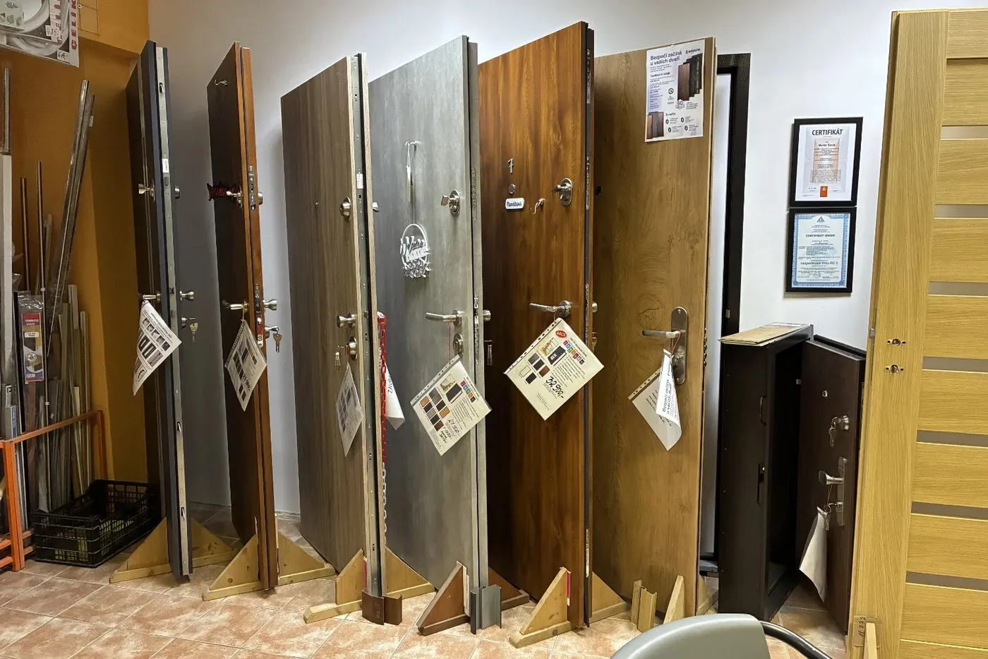 Showroom Kutil Karviná s vystavenými bezpečnostními dveřmi SECUM