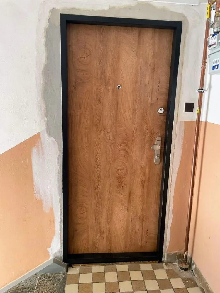 Bezpečnostní dveře SECUM po montáži, pohled z chodby