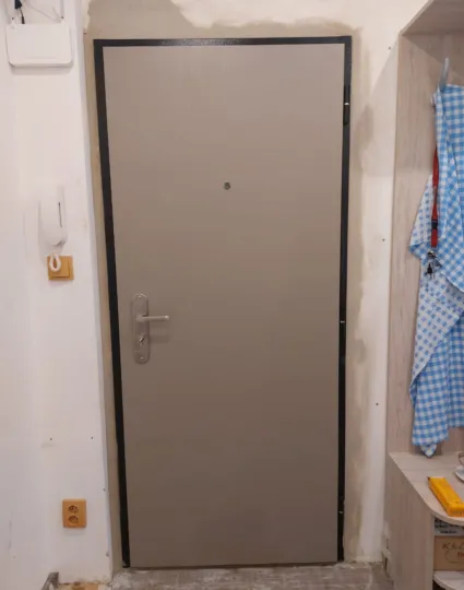 Bezpečnostní dveře SECUM po montáži, šedobéžové provedení, pohled z bytu