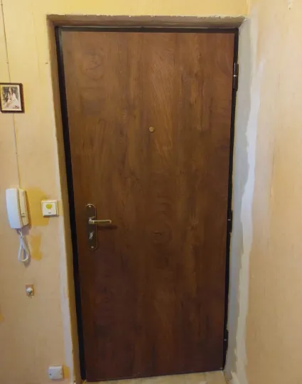 Bezpečnostní dveře SECUM po montáži, tmavý dřevodekor, pohled z bytu