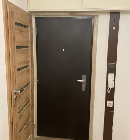 Bezpečnostní dveře SECUM po montáži, tmavé provedení, pohled z bytu